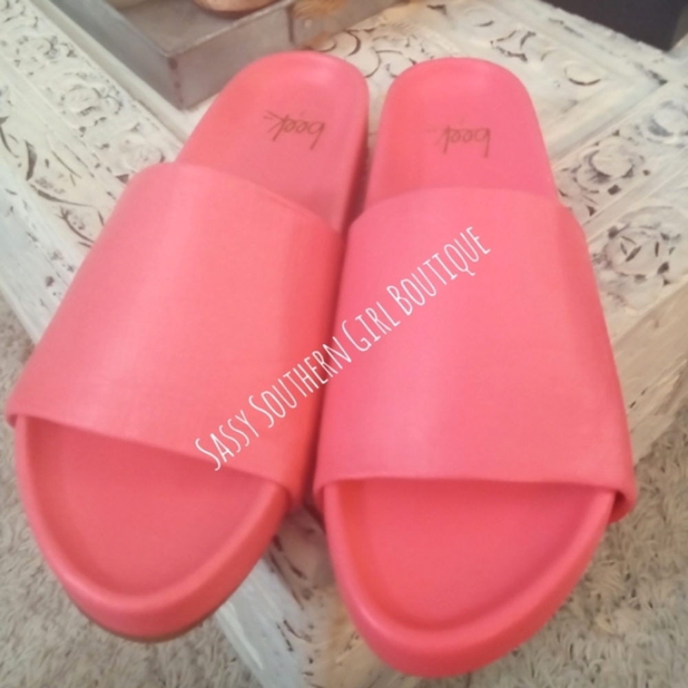 🆕⭐Hard to find color BEEK neon pink leather slides - Picture 9 of 16